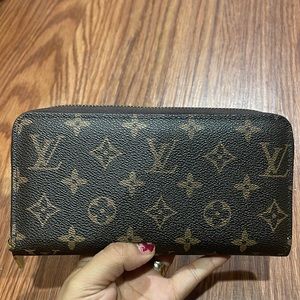 LV wallet good condition